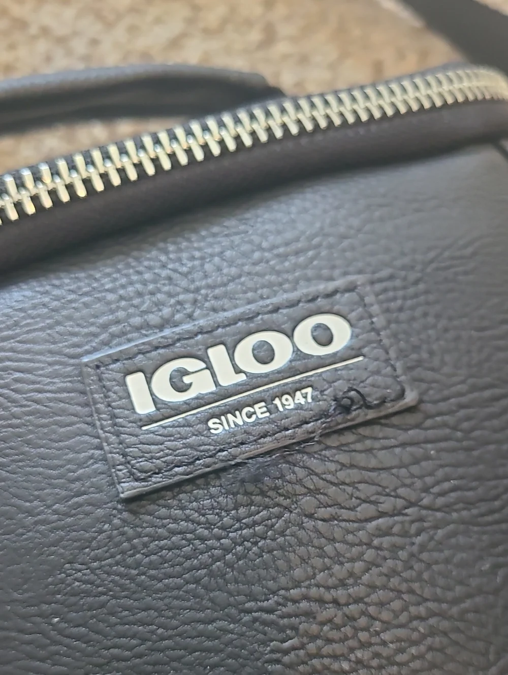 Igloo Black Vertical Insulated Travel Bag Beverage Tote